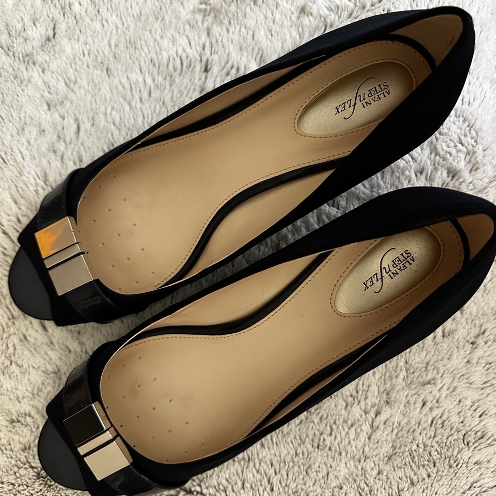 Alfani Step ‘n Flex low wedge in navy. 9.5M